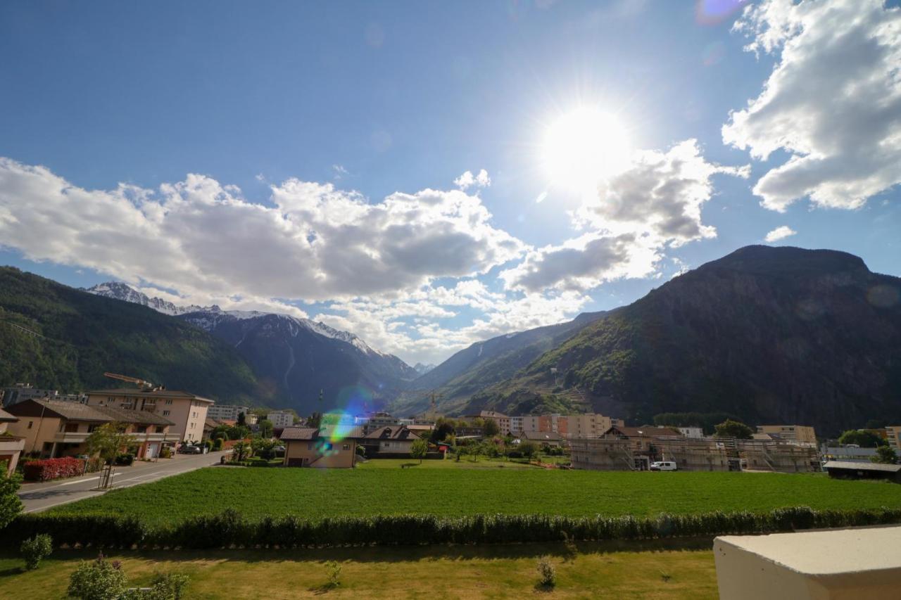 Modern Apartment Close To Martigny Train Station Exterior foto